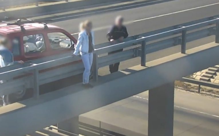 Közutasok mentették meg a hídról leugrani készülő nő életét