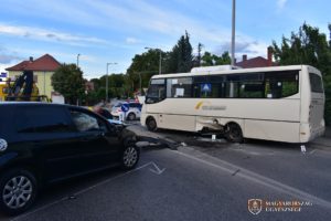 Busznak ütközött az ittas autós