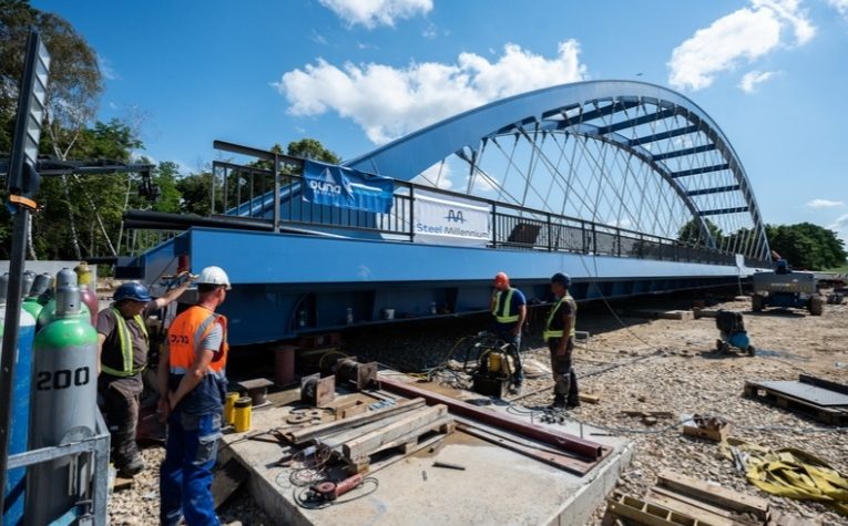 Helyére tolják az M6-os autópálya új szakaszának vasúti hídját