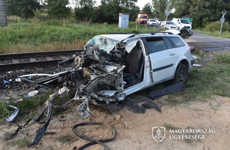 A sofőr figyelmetlensége miatt halt meg egyik utasa a vasúti átjáróban