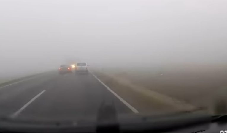 BMW, köd, előzés, felelőtlenség