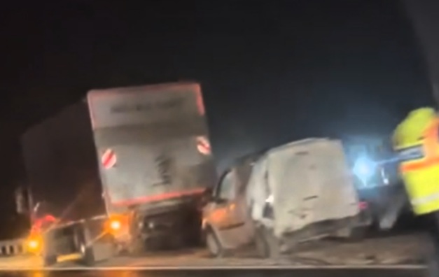 Két teherautó és egy személyautó ütközött össze