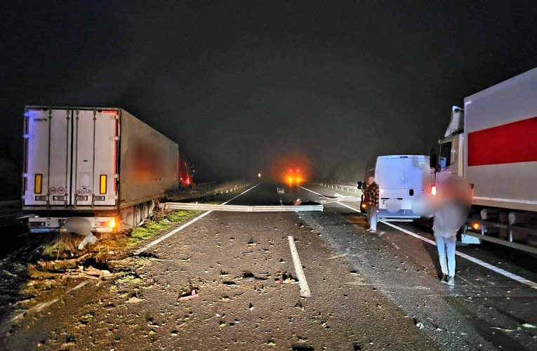 Szalagkorlátnak ütközött egy román kamion
