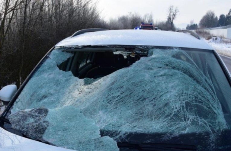 Kamionról leeső jégdarab sebesített meg egy autóban utazó 12 éves fiút