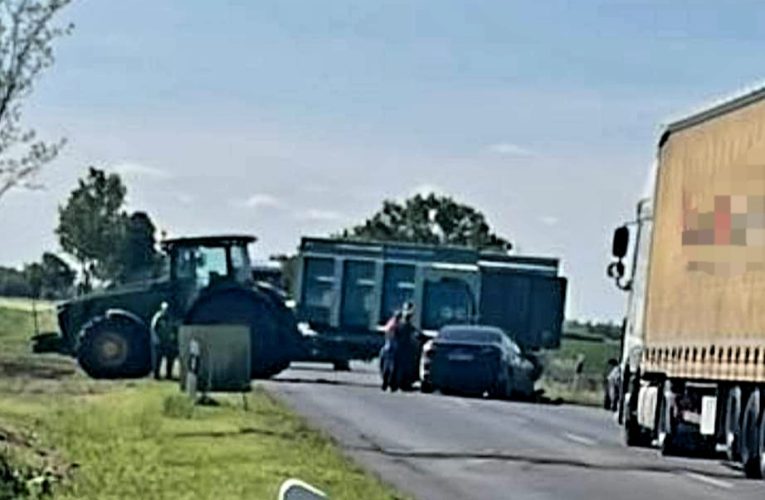 Egy személyautó egy traktor pótkocsijának ütközött 32-es főúton