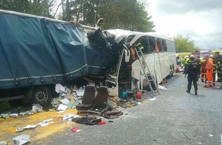 55-re nőtt a D2-es autópályán történt autóbusz-baleset sérültjeinek száma, egy személy elhunyt