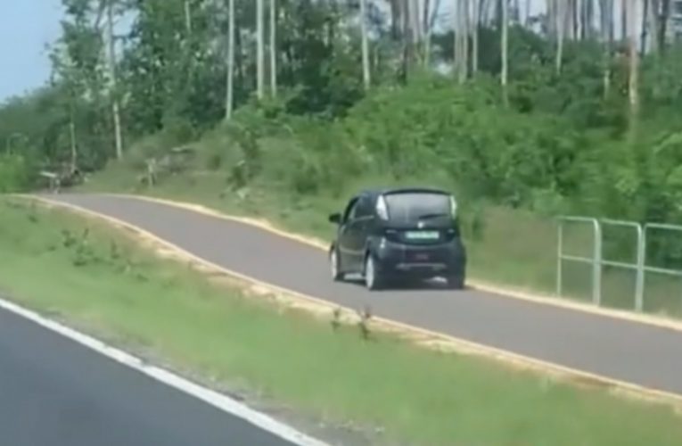 Hajmeresztő videó a kerékpárúton száguldozó autósról