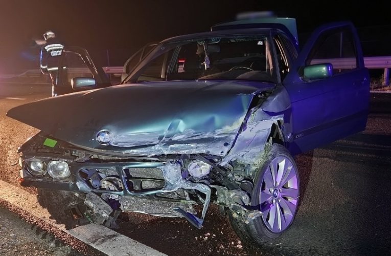 Szalagkorlátnak csapódott egy BMW a Vépi kihajtó közelében, az M86-os autóúton-elaludt a sofőr