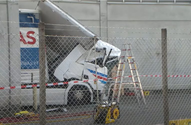 Több tonnás épületelem nyomta össze a sofőrt a teherautó vezetőfülkéjében
