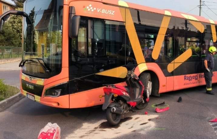Egy autóbusz és egy segédmotor-kerékpár ütközött össze