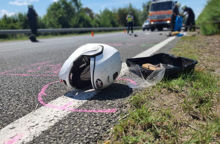 Halálos motorbaleset az  M7-es autópályán – betekerte a sátrat a kerék