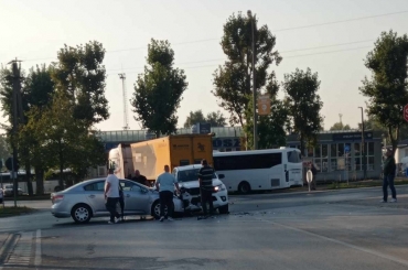 Két személygépkocsi és egy kamion ütközött össze