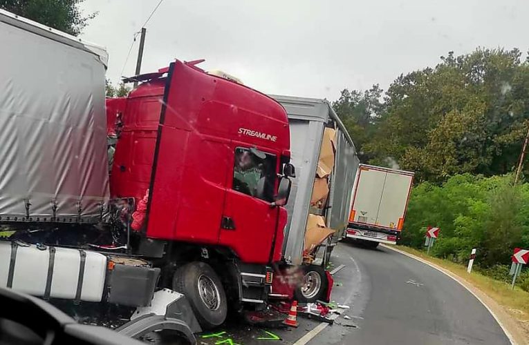 Két kamion ütközött össze