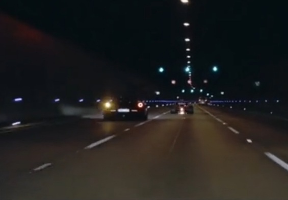 Autópályán száguldozó GP2-es autó (videó)