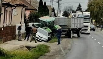 Személyautó és traktor ütközött