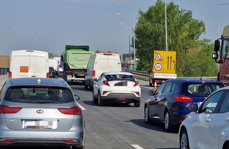 Több órás várakozással számoljanak az M1-es autópályán közlekedők
