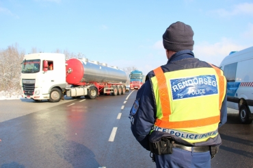A rendőrök jelenleg szakaszosan engedik a teherforgalmat Záhony felé