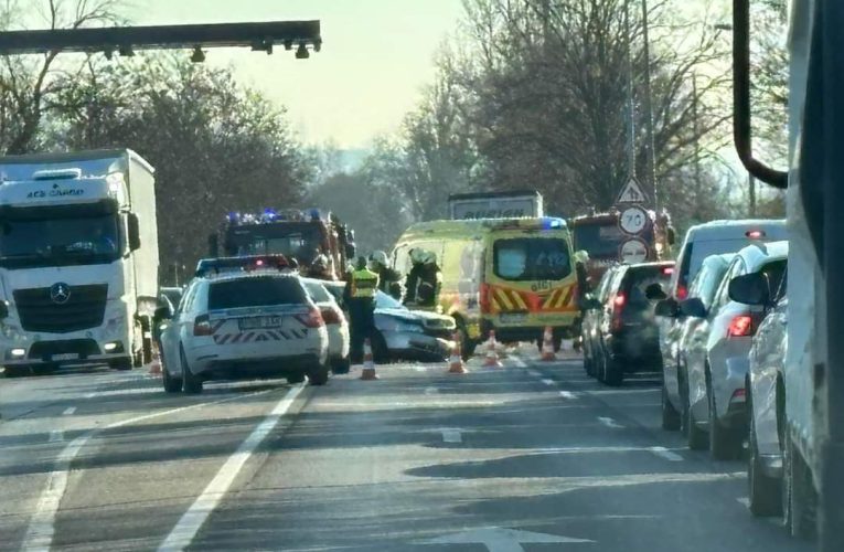 Kamion és személyautó karambolozott