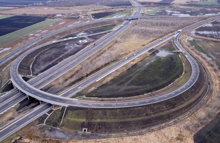 Látványos légi felvétel az új autópálya-csomópontról