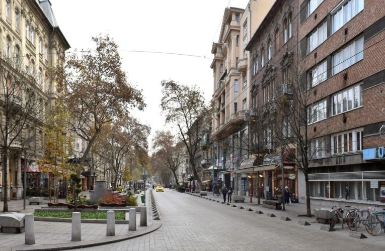 Lezárják a belváros egyik legforgalmasabb utcáját: terelőúton lehet csak közlekedni