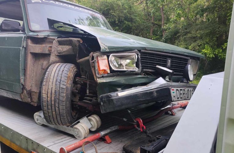 Figyelmetlen autós törte össze a Ladát