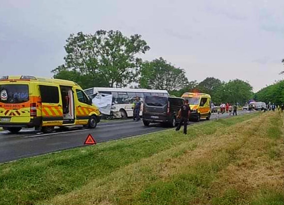 Busz, személygépjármű, és egy kistehergépjármű ütközött össze