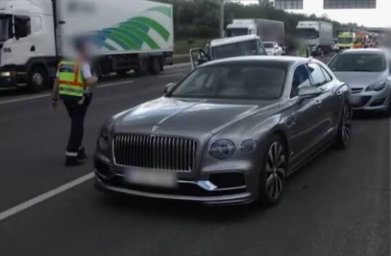 Megvan a felvétel: így zúztak le két Bentley-t az M0-son