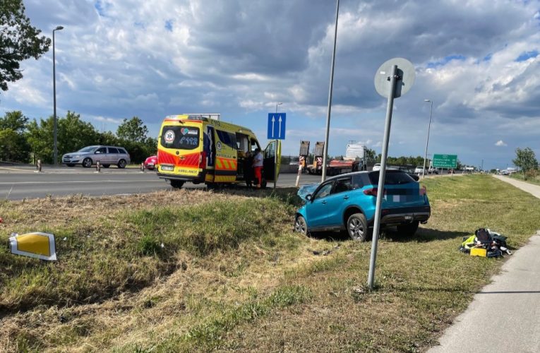 Árokba sodródott egy személyautó