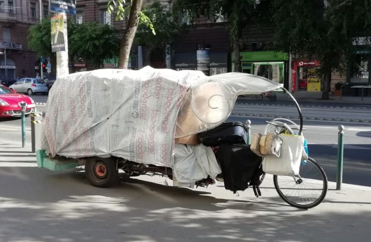 Ez a furcsa jármű rója Budapest utcáit