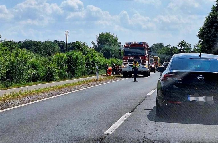 Árokba hajtott egy személyautó