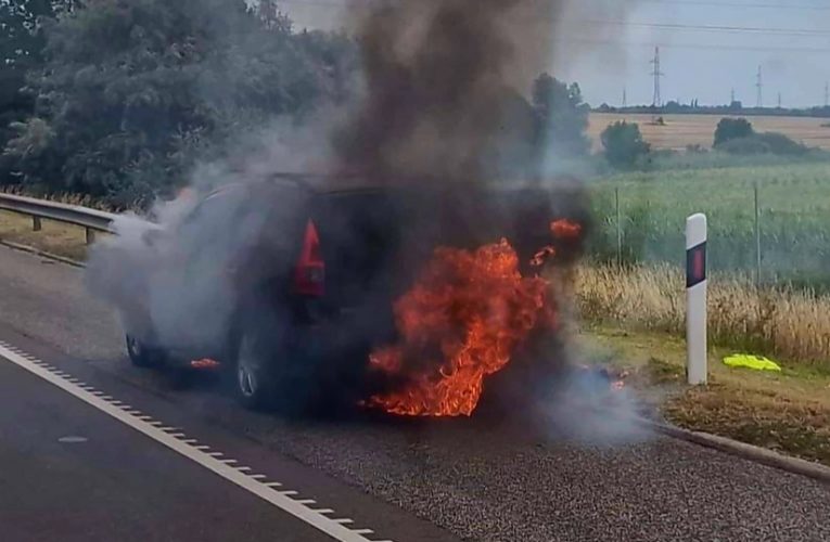 Kigyulladt és teljes terjedelmében égett egy személyautó