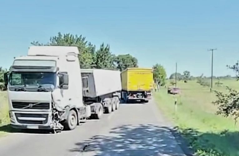 Homokot szállító teherautó ütközött személyautóval
