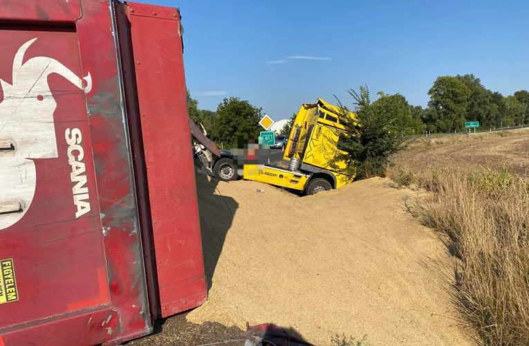 Felborult egy gabonát szállító nyerges vontató