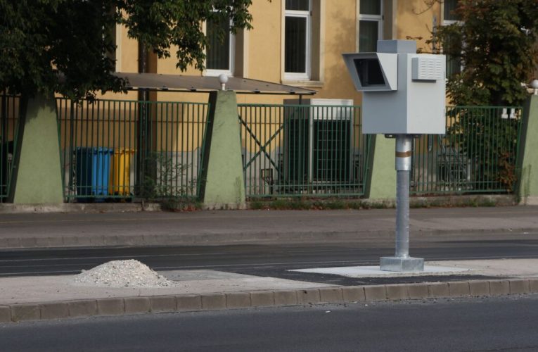 Teleszórják sebességmérőkkel a Szentendrei utat