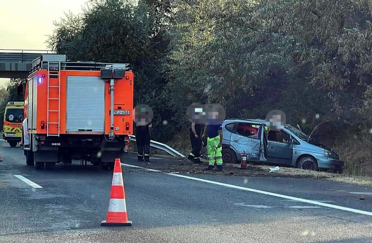 Lesodródott a pályatestről egy gépkocsi