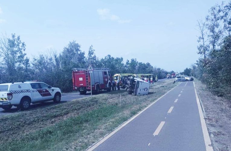 Összeütközött két személyautó és egy furgon