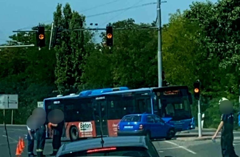 Személygépkocsi és busz ütközött össze