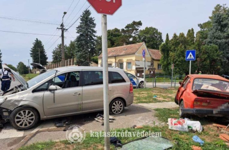 Karambolozott két személyautó Mernyén