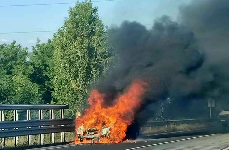 Kigyulladt egy személygépjármű