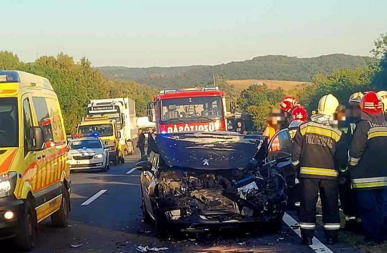 Két személygépkocsi karambolozott