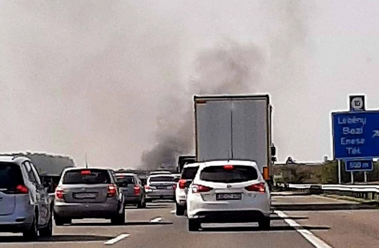 Szalagkorlátnak ütközött, majd kigyulladt egy személygépkocsi