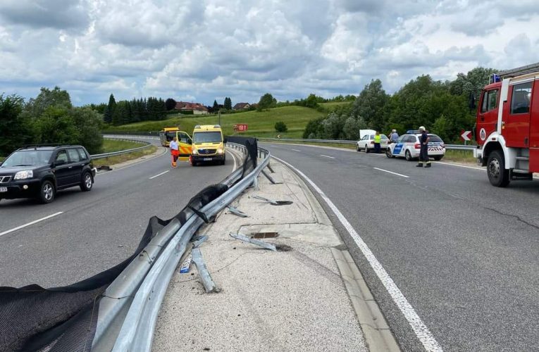 Lecsúszott az útról és a tetejére borult egy személyautó