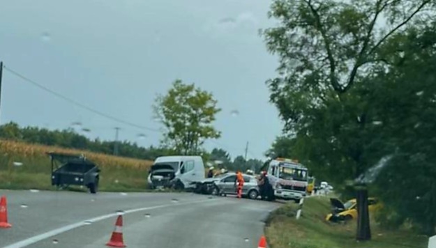 Egy kisteherautó és egy személykocsi karambolozott