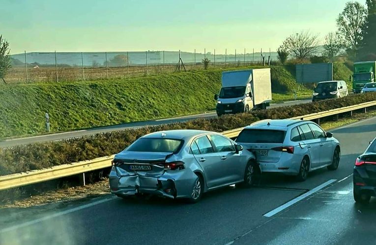 Több jármű ütközött össze