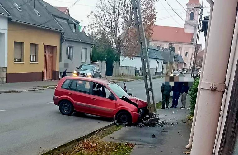 Villanyoszlopnak ütközött egy személyautó