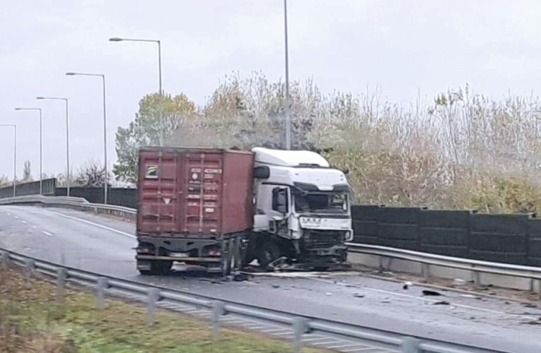 Szalagkorlátnak ütközött, majd egy lámpatestnek is nekiment egy nyerges vontató