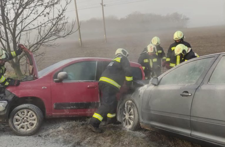 Három személygépjármű ütközött össze