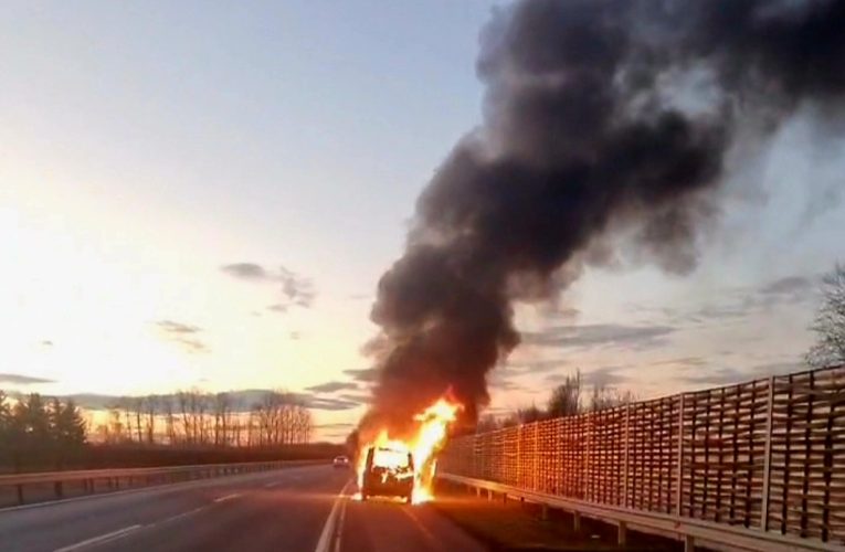 Kigyulladt egy furgon az M3-as autópályán