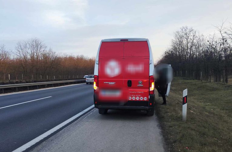 Külföldi csomagszállító furgon ütközött mentőautónak