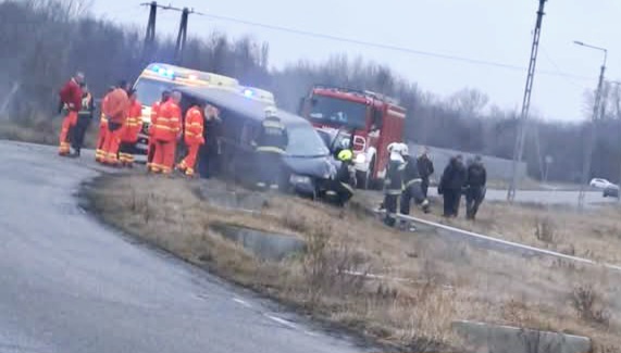 Villanyoszlopnak ütközött egy kisteherautó